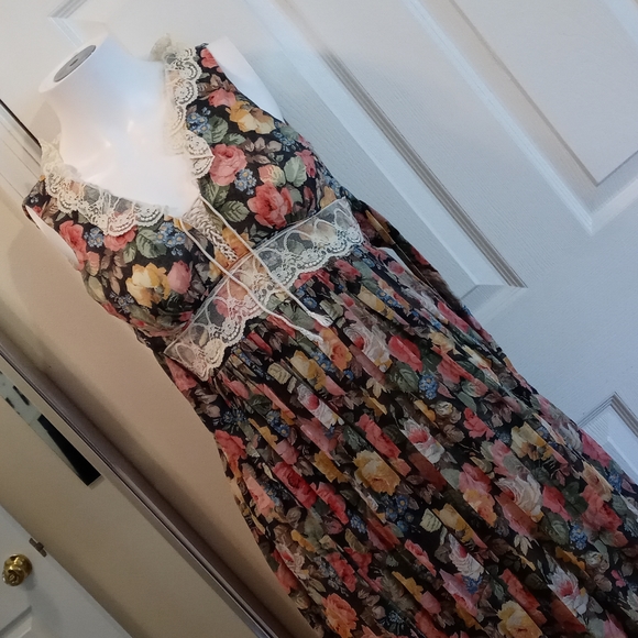 Vintage floral lace detail maxi dress - Picture 2 of 6
